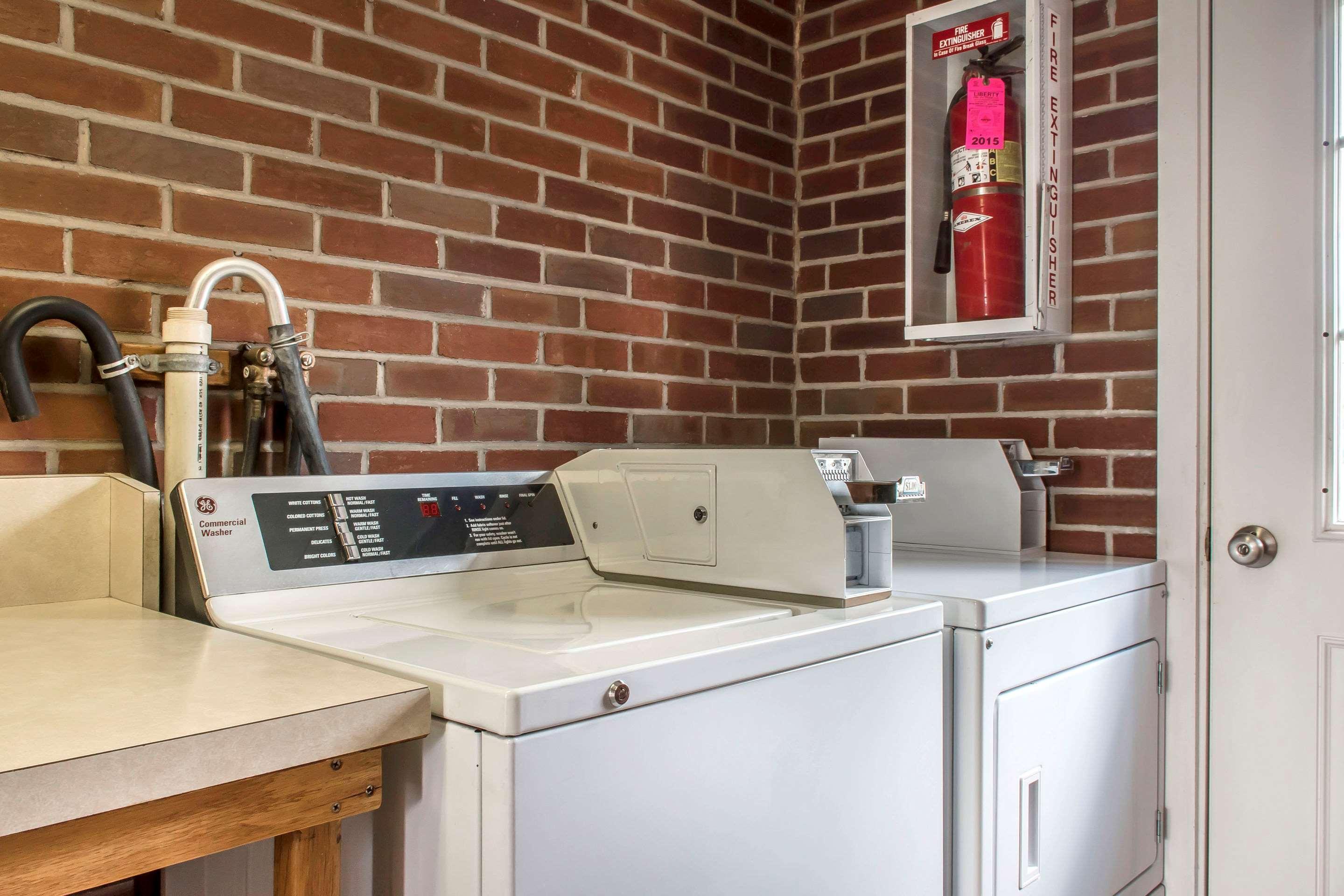 Quality Breeze Manor Hotel 2*
