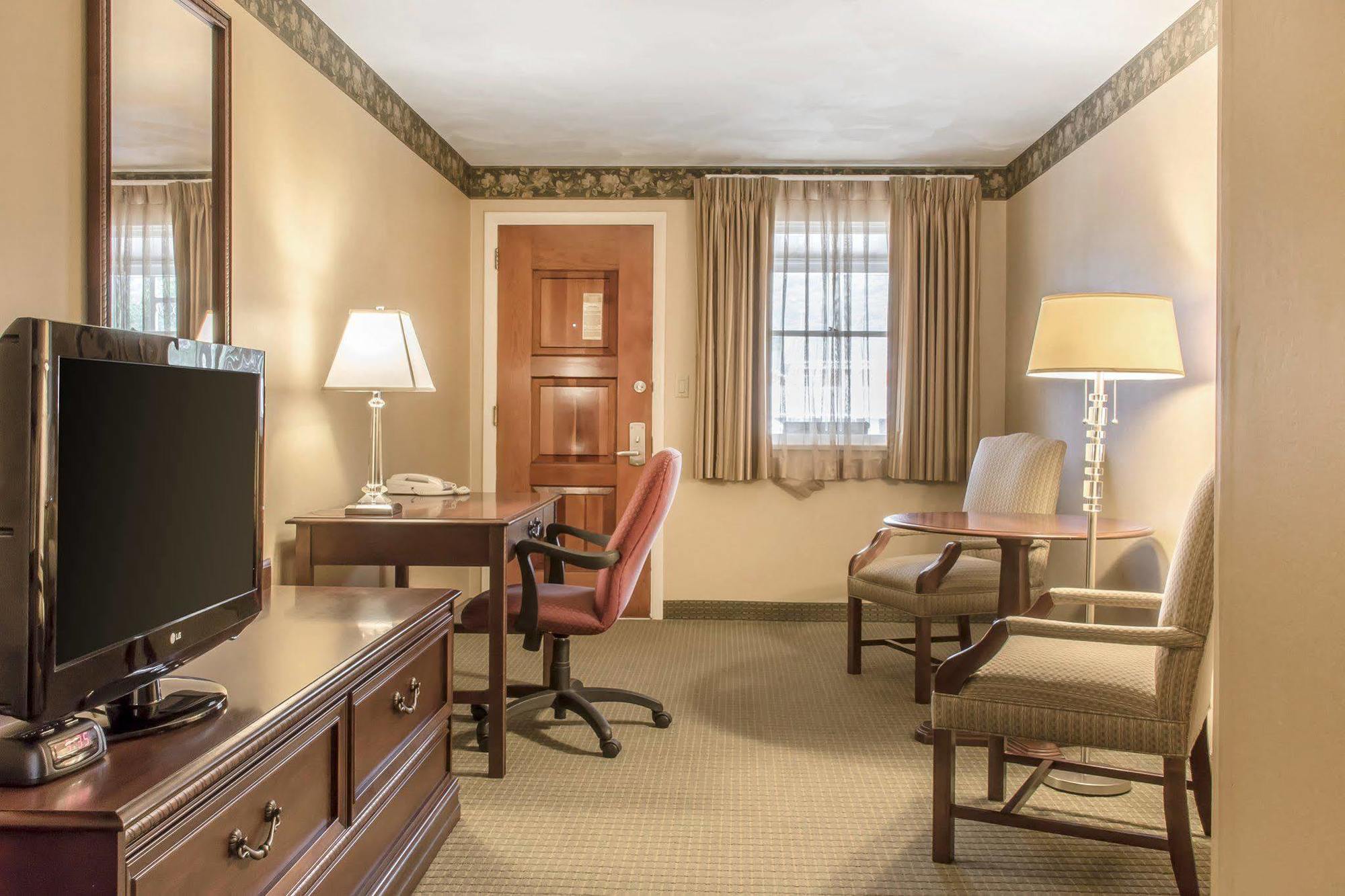 Quality Breeze Manor Hotel